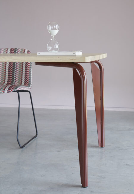 Spoinq Arcum Eettafel Rood Huiselijk Eikenhout Tafel Staal Projectmeubilair